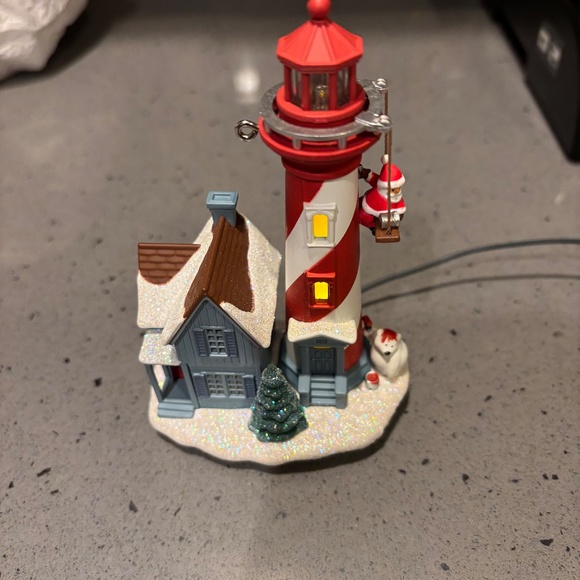 2013 Hallmark Keepsake Holiday Lighthouse flashing ornament - Picture 4 of 11
